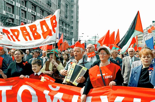 1 мая 2002 года в День весны и труда члены Коммунистической партии Российской Федерации (КПРФ) отметили по традиции массовым шествием и митингом на Театральной площади в Москве, в котором также приняли участие представители левых объединений: Трудовая Москва, Трудовая Россия и др. (1 мая 2002 год)
