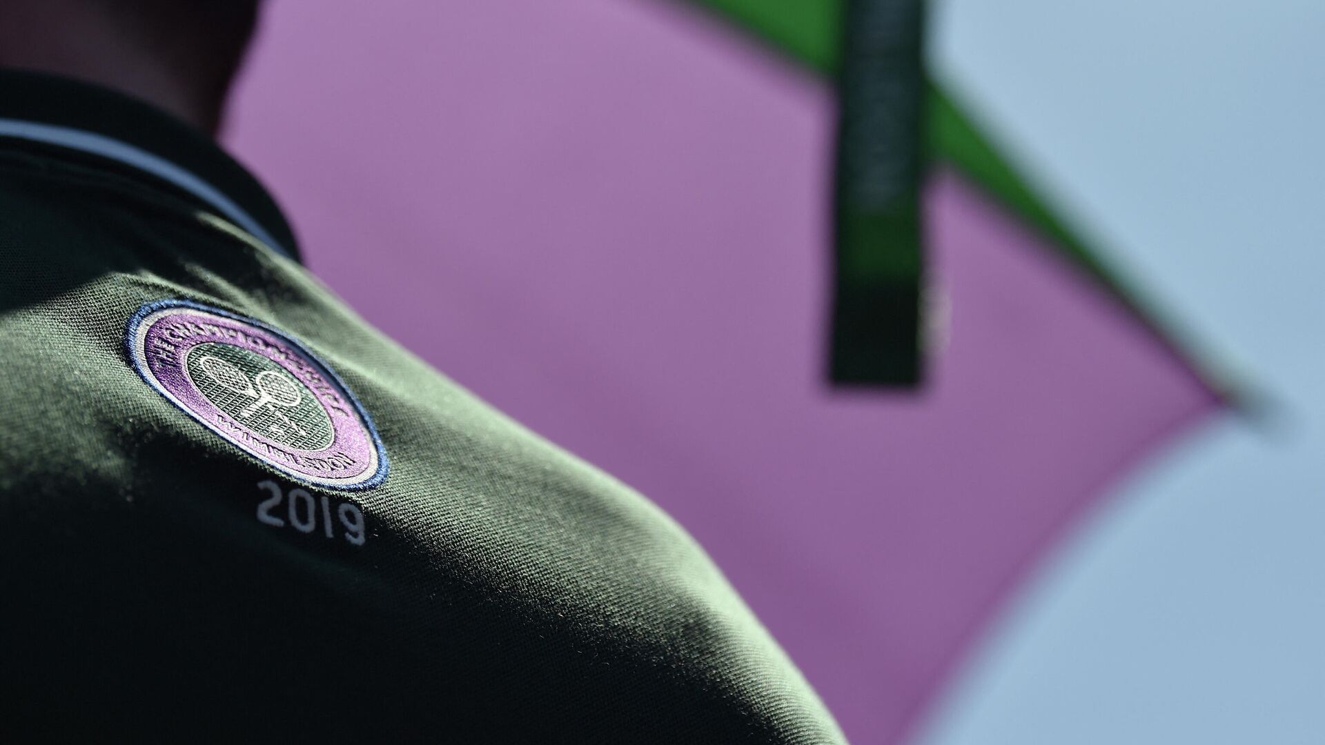 A volunteer sports the Wimbledon Championships tennis tournament's logo on his shirt at The All England Tennis Club in Wimbledon, southwest London, on July 4, 2019, on the fourth day of the 2019 Wimbledon Championships tennis tournament. (Photo by Glyn KIRK / AFP) / RESTRICTED TO EDITORIAL USE - РИА Новости, 1920, 27.04.2021