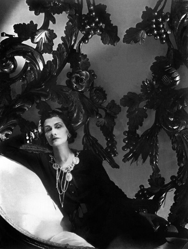 Французский дизайнер высокой моды Коко Шанель. 1944 год