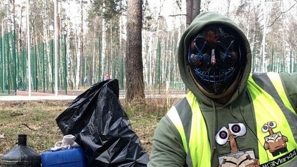 На страже чистоты: эко-активист в маске борется с мусором в Костроме