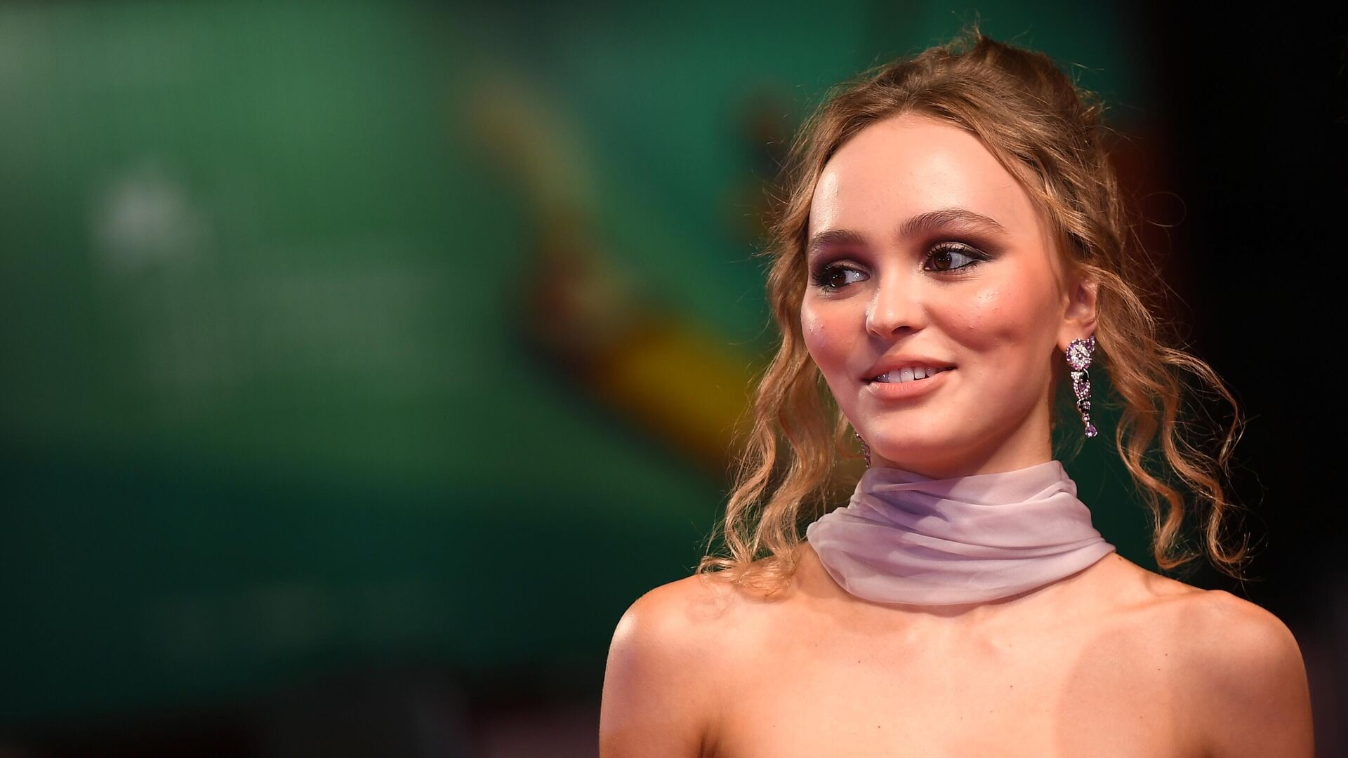 Актриса Лили-Роуз Депп на красной дорожке премьеры фильма Дэвида Мишо Король в рамках 76-го Венецианского международного кинофестиваля Актриса Лили-Роуз Депп на красной дорожке премьеры фильма Дэвида Мишо Король в рамках 76-го Венецианского международного кинофестиваля - РИА Новости, 1920