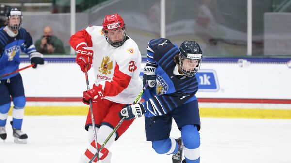 Слева направо: Данила Юров (Россия) и Вилле Койвунен (Финляндия) в матче юниорского чемпионата мира по хоккею