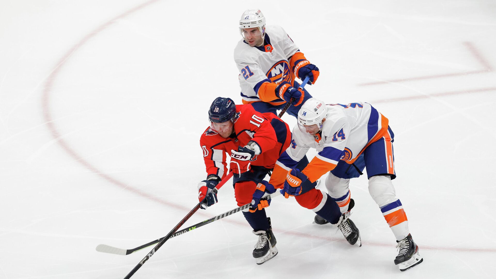 Apr 27, 2021; Washington, District of Columbia, USA; Washington Capitals right wing Daniel Sprong (10) passes the puck as New York Islanders right wing Kyle Palmieri (21) and Islanders center Travis Zajac (14) defend in the second period at Capital One Arena. Mandatory Credit: Geoff Burke-USA TODAY Sports - РИА Новости, 1920, 28.04.2021