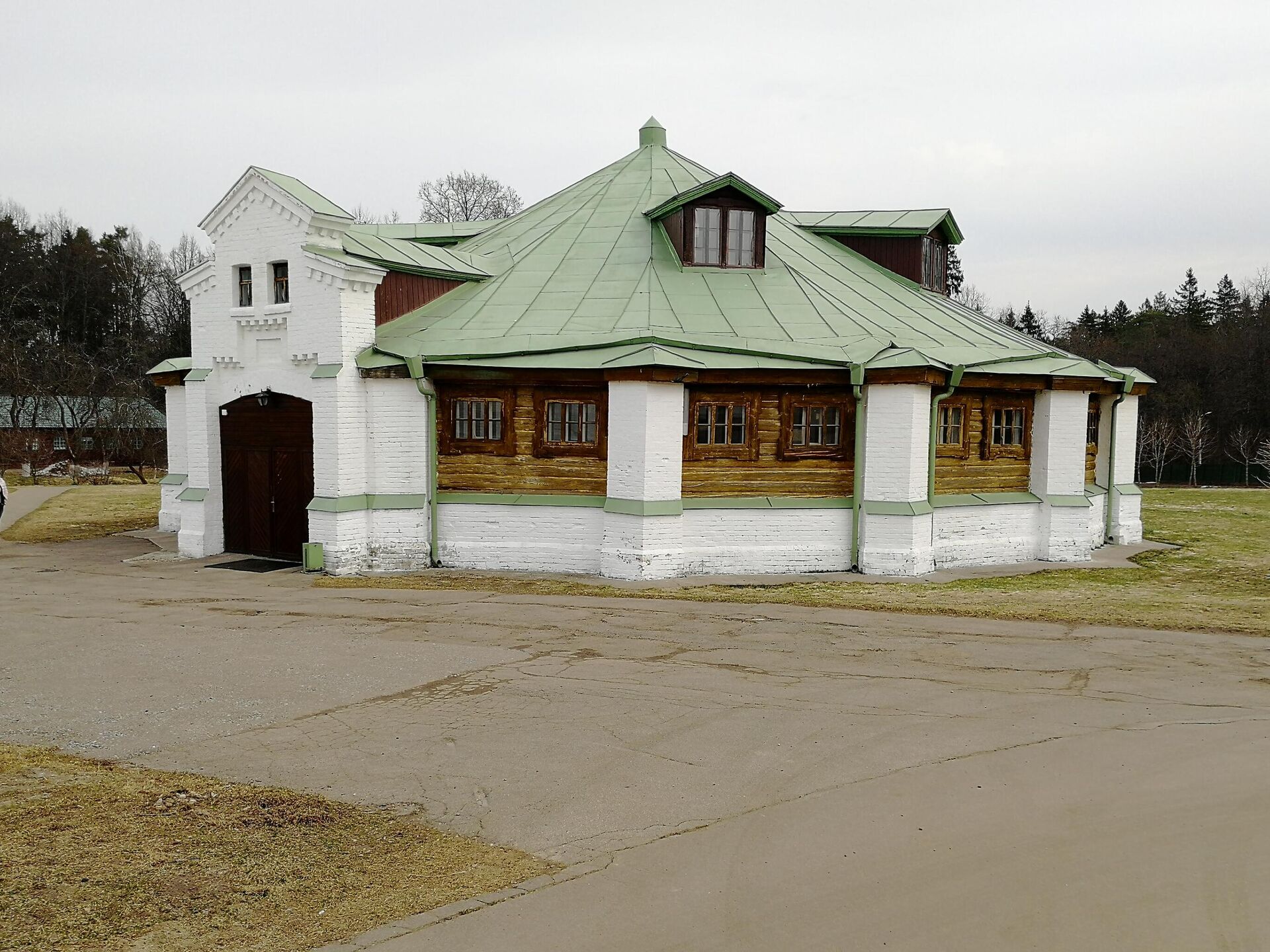 Манеж в усадьбе Середниково - РИА Новости, 1920, 12.05.2021