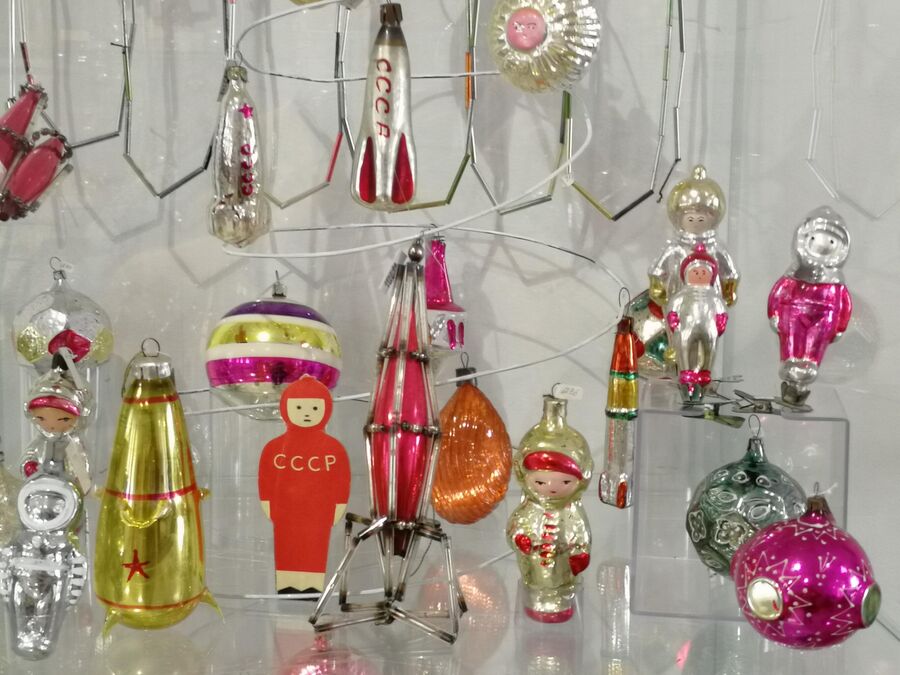 Клинский музей елочной игрушки. Новогодние украшения, посвященные полету в космос