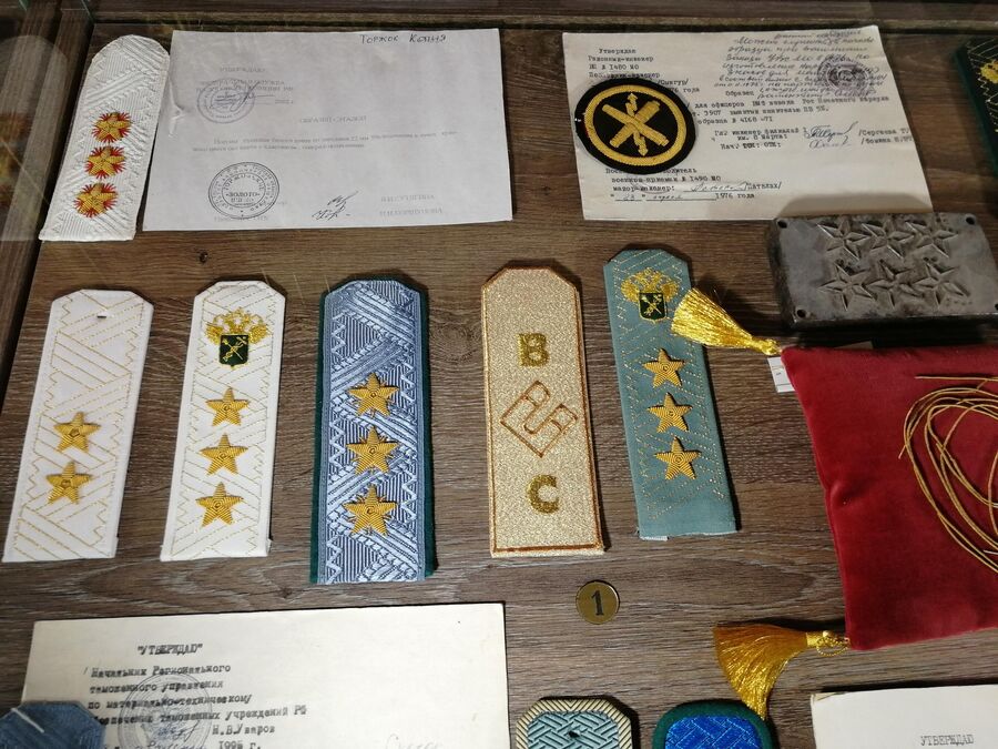 Офицерские погоны, вышитые мастерицами музея золотого шитья в Торжке