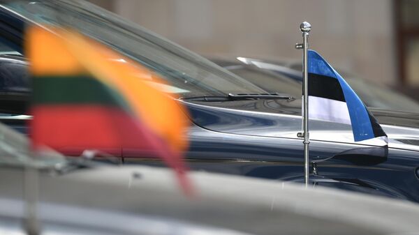 Автомобили посольств Литвы и Эстонии в РФ у здания МИД России