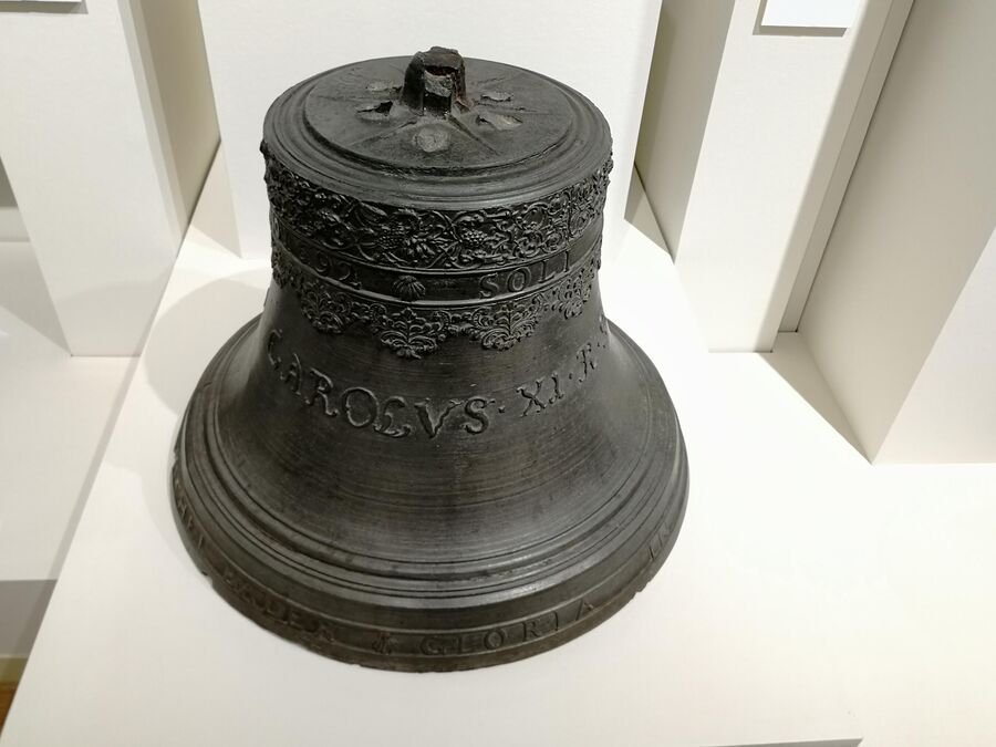 Обезглавленный колокол в Валдайском музейном колокольном центре