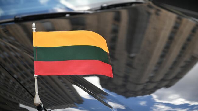 Флаг Литвы у здания МИД РФ в Москве