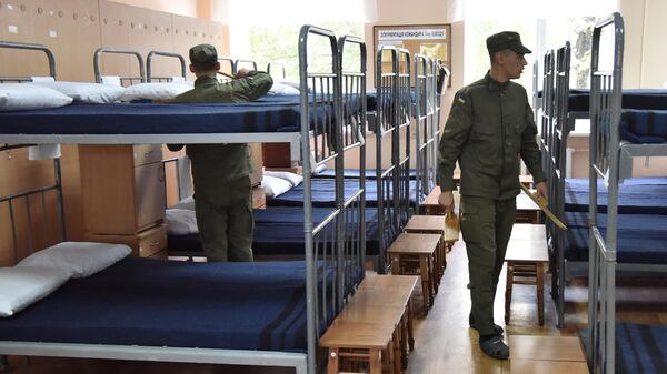 Военнослужащие заправляют кровати в казарме одной из воинских частей Нацгвардии Украины во Львове