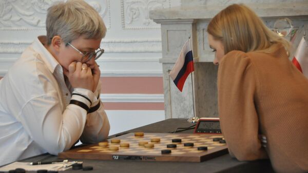 Российская шашистка Тамара Тансыккужина и представительница Польши Наталья Садовская