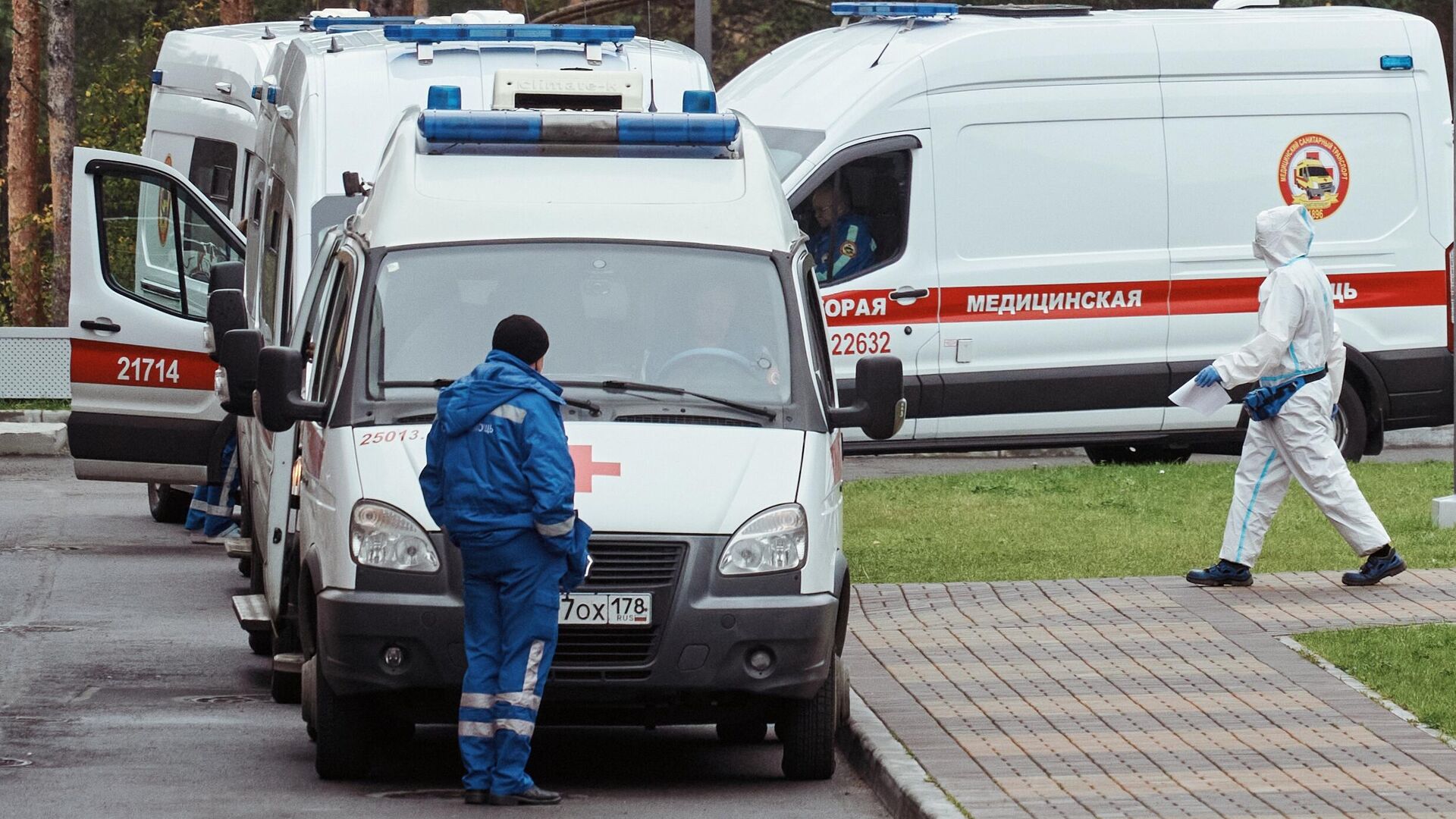 Очередь из машин скорой медицинской помощи у поликлиники №68 города Сестрорецке - РИА Новости, 1920, 28.04.2021