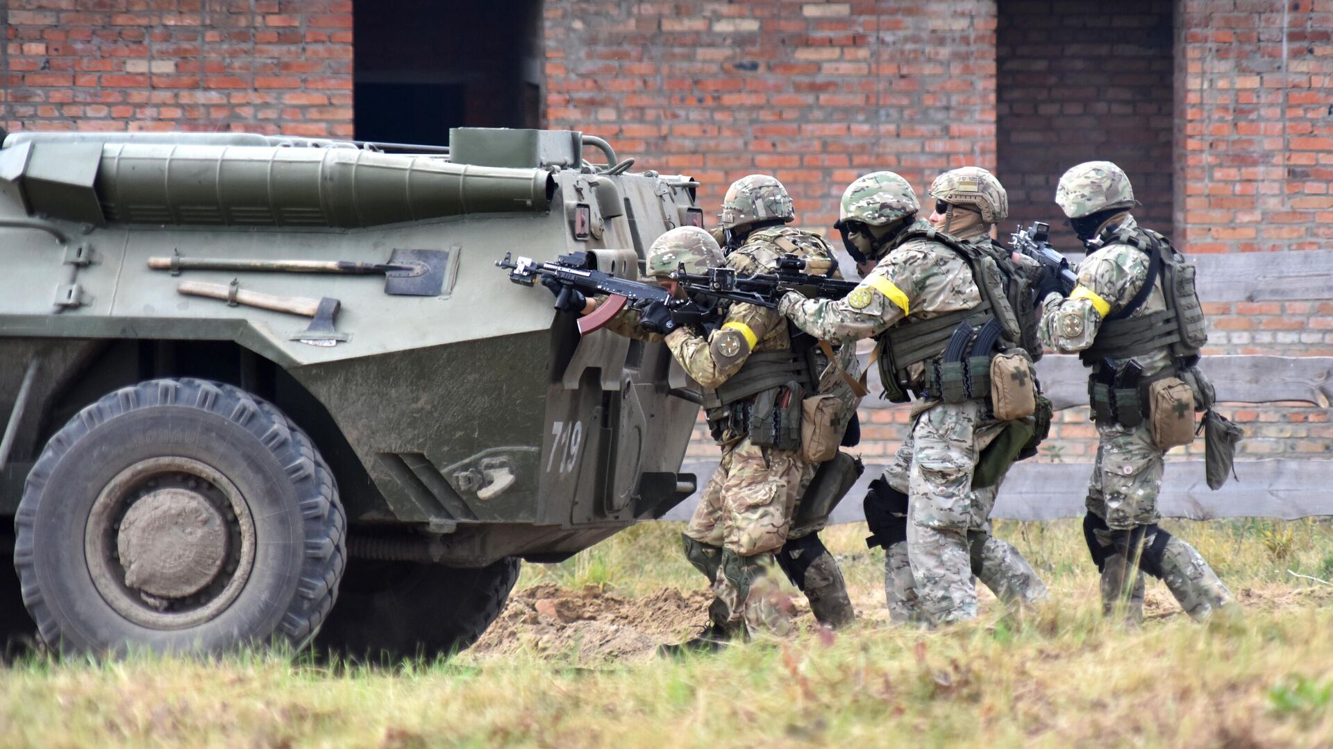 Военнослужащие Украины во время активной фазы совместных военных учений Украины и стран НАТО Rapid Trident-2020 на Яворовском полигоне во Львовской области - РИА Новости, 1920, 30.06.2021