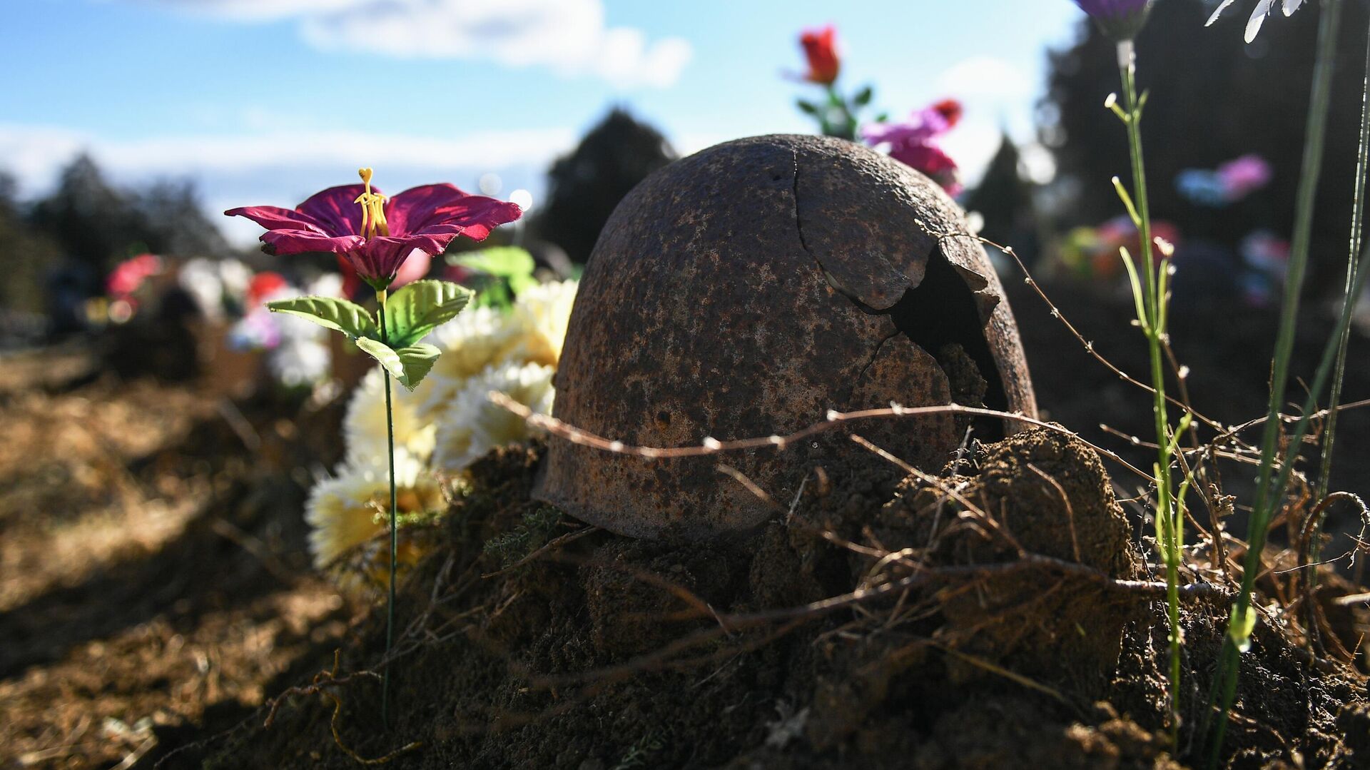 Останки погибших солдат, найденные на Окопной горе вблизи города Феодосии, перезахоронили на городском кладбище - РИА Новости, 1920, 05.05.2021