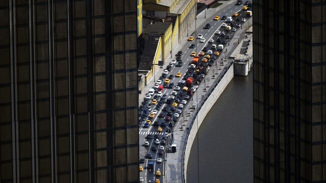 Автомобильное движение на Краснопресненской набережной в Москве