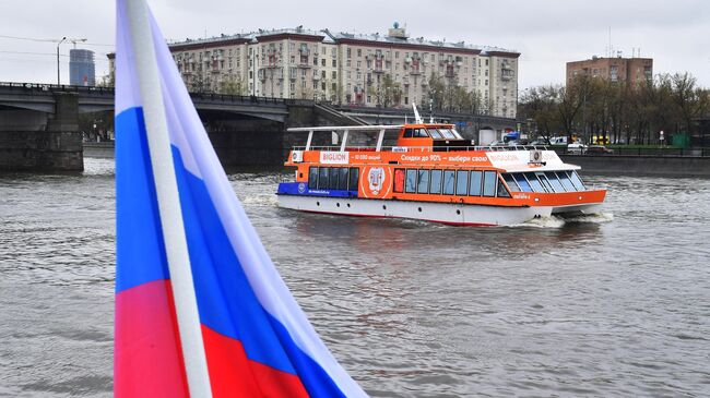 Теплоход Снегири-4 на Москве-реке. В Москве стартовала пассажирская речная навигация