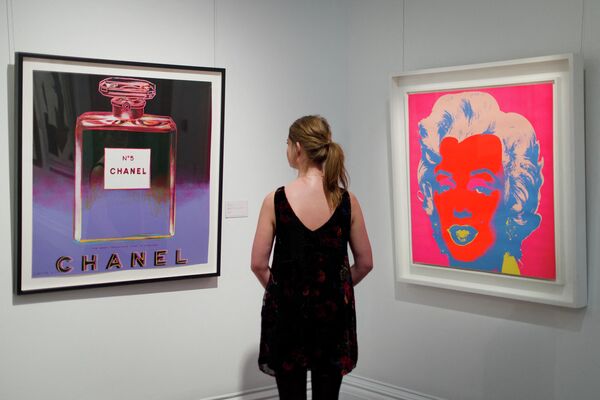 Картины американского художника Энди Уорхола 1985 года ADS: CHANEL  и картина 1967 года Мэрилин 