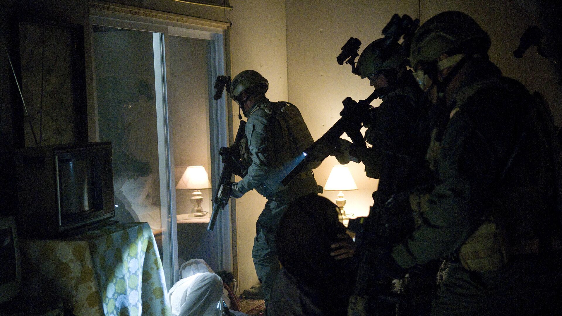 Кадр из фильма SEAL Team Six: The Killing of Osama bin Laden, показывающий ликвидацию Усамы бен Ладена во время операции Копье Нептуна - РИА Новости, 1920, 02.05.2021