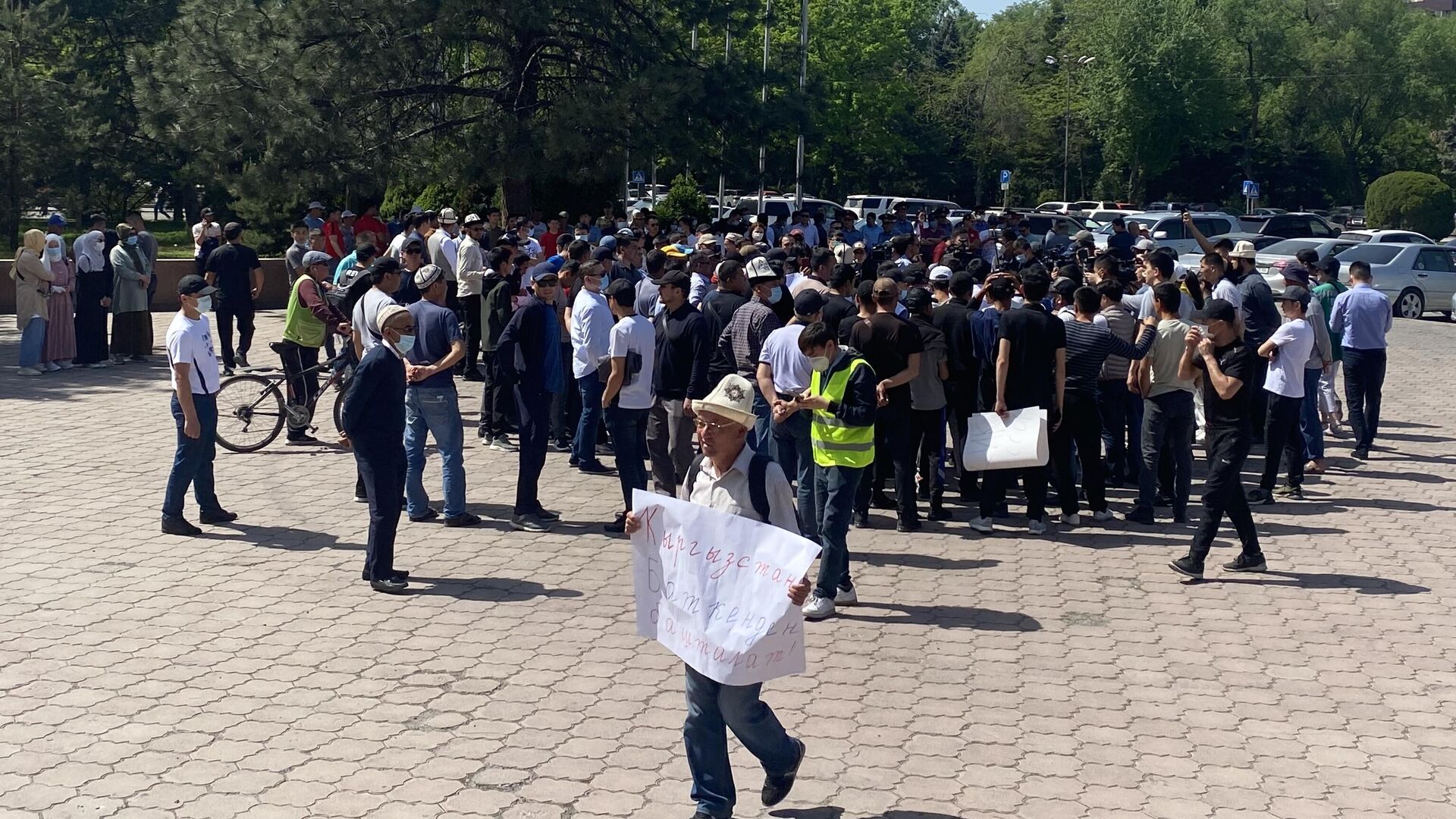 Участники митинга возле Дома правительства Киргизии в Бишкеке с требованием урегулировать ситуацию на границе с Таджикистаном - РИА Новости, 1920, 29.04.2021