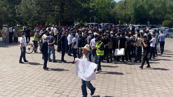 Участники митинга возле Дома правительства Киргизии в Бишкеке с требованием урегулировать ситуацию на границе с Таджикистаном
