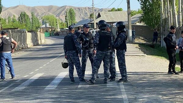 Кыргызские военнослужащие в районе границы с Таджикистаном