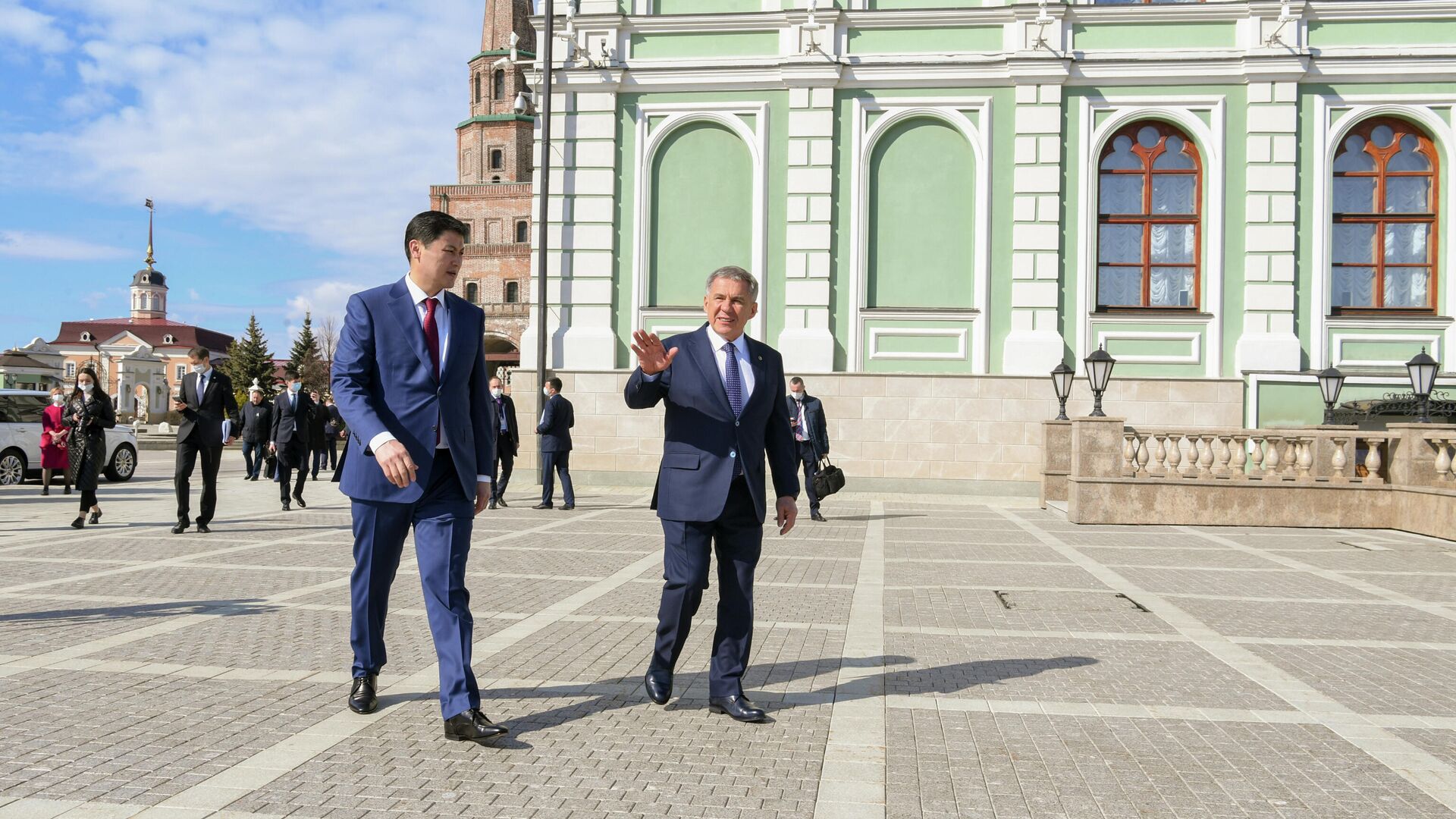 Президент Республики Татарстан Рустам Минниханов во время встречи с премьер-министром Кыргызской Республики Улукбеком Мариповым - РИА Новости, 1920, 29.04.2021