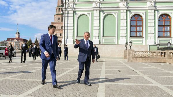 Президент Республики Татарстан Рустам Минниханов во время встречи с премьер-министром Кыргызской Республики Улукбеком Мариповым