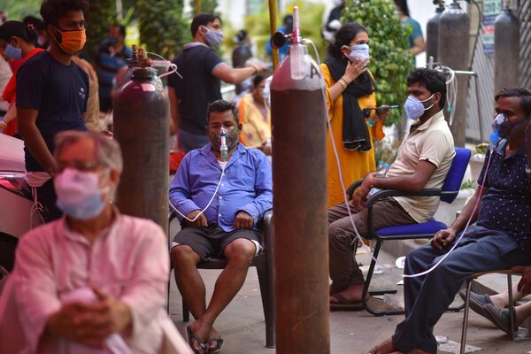Люди, страдающие от проблем с дыханием, бесплатно получают кислородную поддержку в Гурудваре (сикхском храме) в Дели