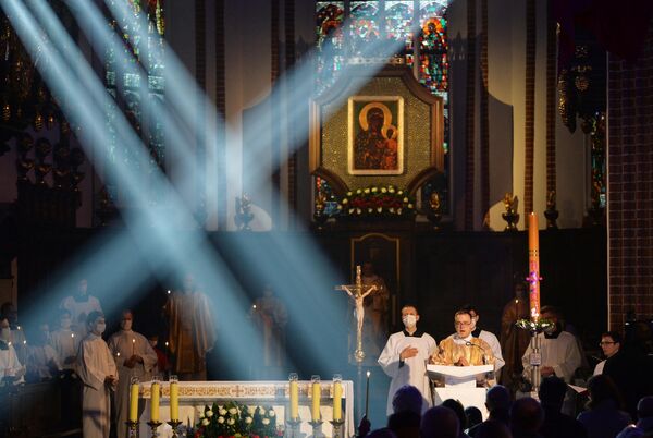 Верующие на праздничном пасхальном богослужении в Соборе Святого Иоанна Крестителя в Варшаве