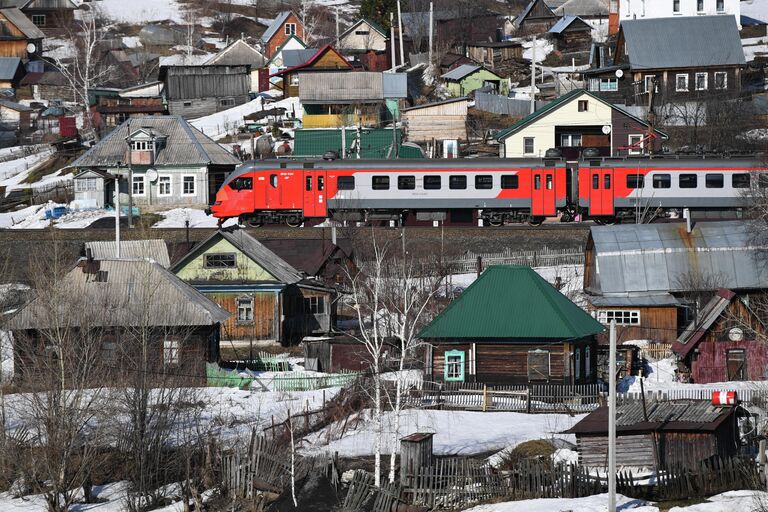 Электричка едет через поселок Мундыбаш в Кемеровской области