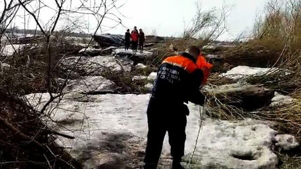 Спасатели снимают подростков со льдины 