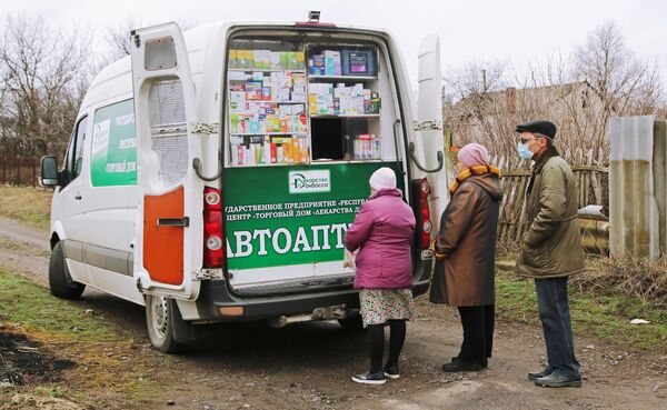 Местные жители села Васильевка стоят в очереди к Автоаптеке
