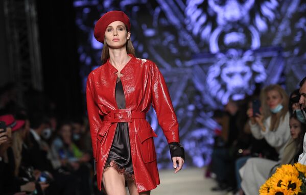 Модель демонстрирует одежду на показе коллекции бренда JULIA DALAKIAN дизайнера Юлии Далакян на Mercedes Benz Fashion Week Russia в Музее Москвы
