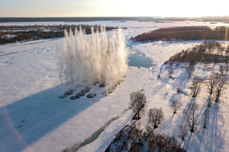 Противопаводковый подрыв льда на реке Бия в Алтайском крае