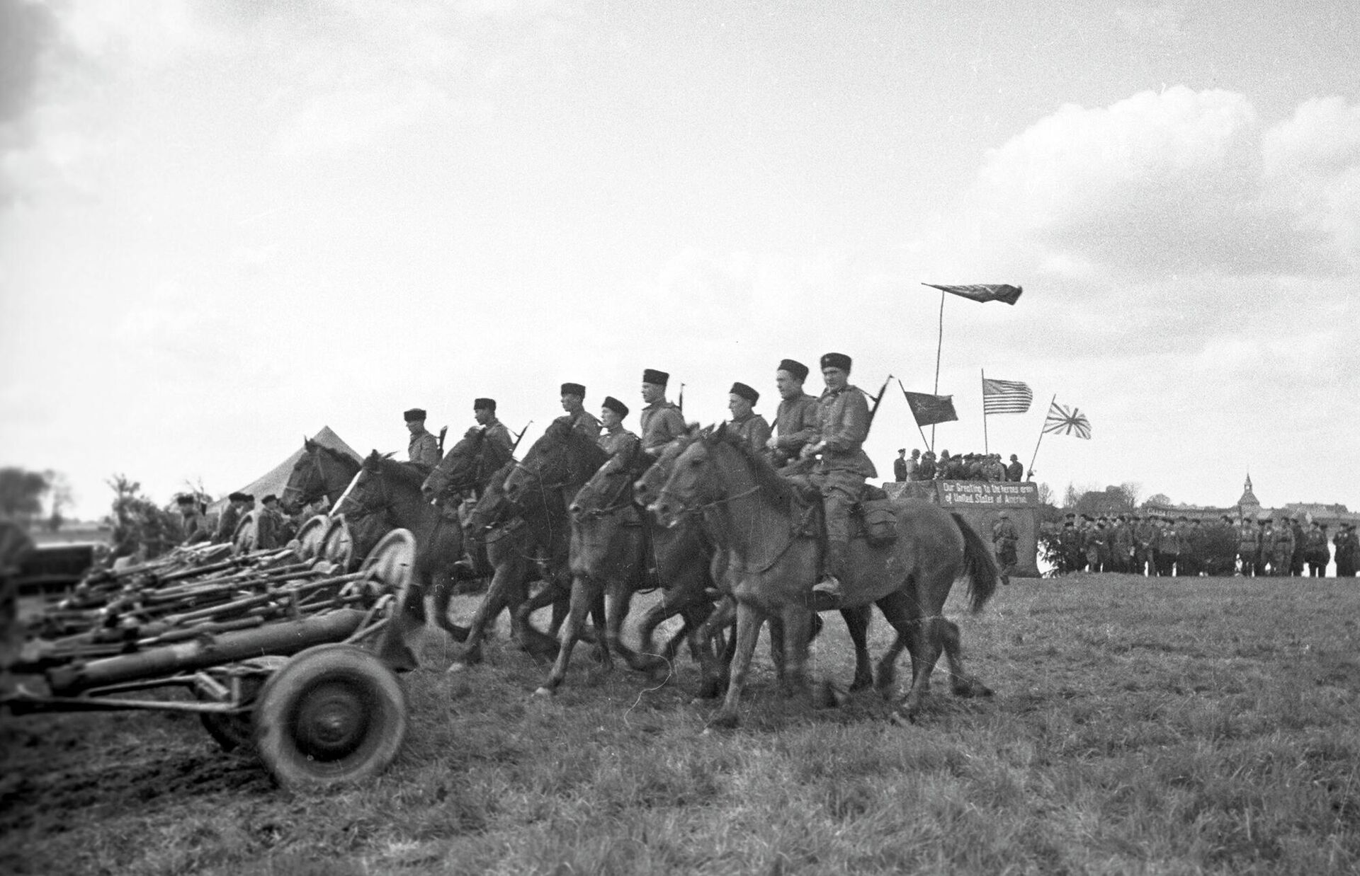 Митинг, посвященный встречи на Эльбе 4 мая 1945 года гвардейского кавалерийского корпуса генерал-лейтенанта Николая Осликовского с войсками 13-го американского пехотно-танкового корпуса во главе с генералом Гиллем - РИА Новости, 1920, 29.04.2021