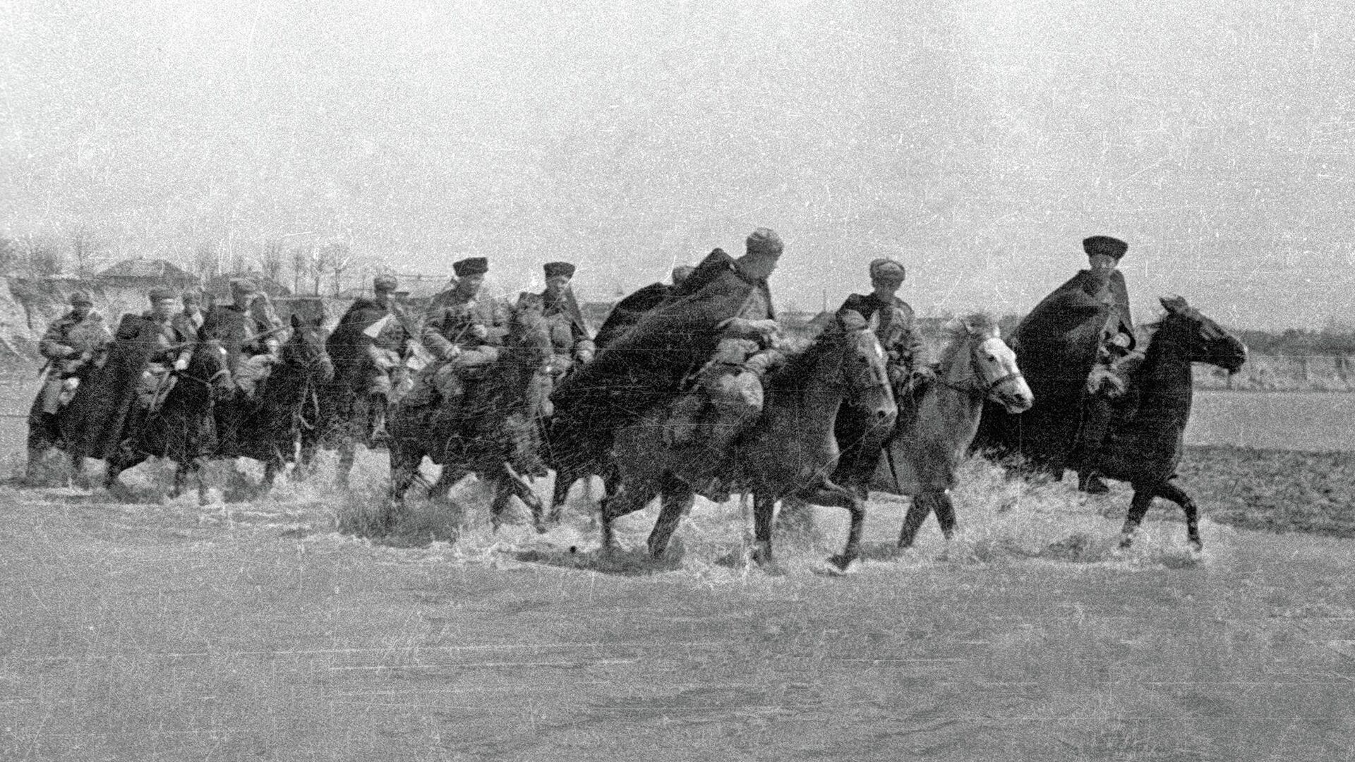 Казаки переходят Днестр - РИА Новости, 1920, 09.05.2021