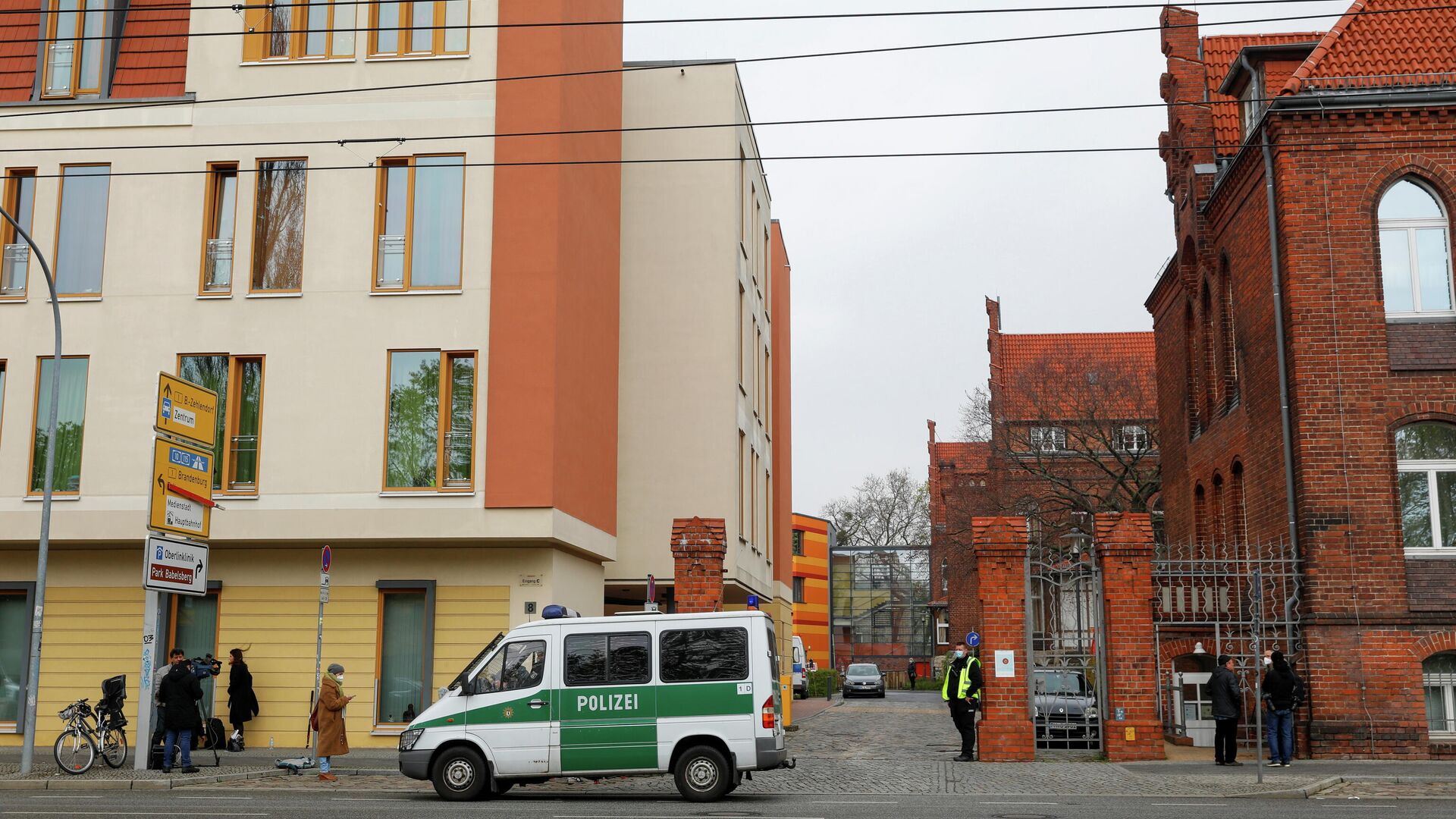 Полицейская машина рядом со зданием Оберлинклиники в Потсдаме, где были обнаружены тела четырех человек - РИА Новости, 1920, 29.04.2021