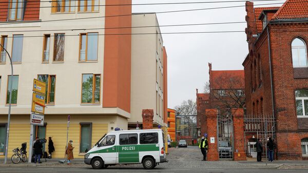 Полицейская машина рядом со зданием Оберлинклиники в Потсдаме, где были обнаружены тела четырех человек