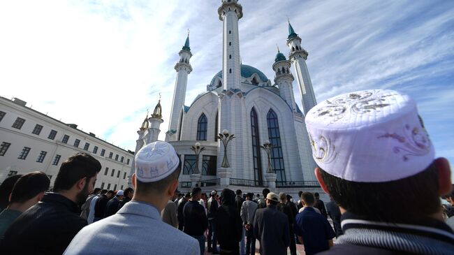 Мусульмане перед намазом в день праздника Ураза-байрам у мечети Кул-Шариф в Казани