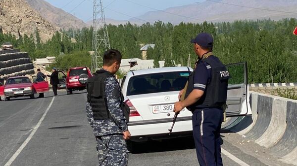 Кыргызские полицейские в районе границы с Таджикистаном