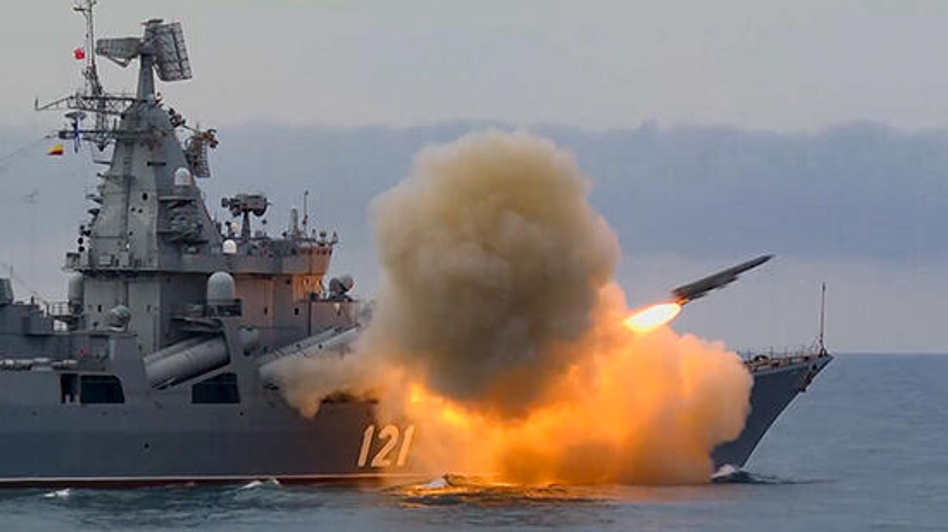 Крейсер Москва выполняет стрельбу крылатой противокорабельной ракетой Вулкан в Черном море - РИА Новости, 1920, 30.04.2021