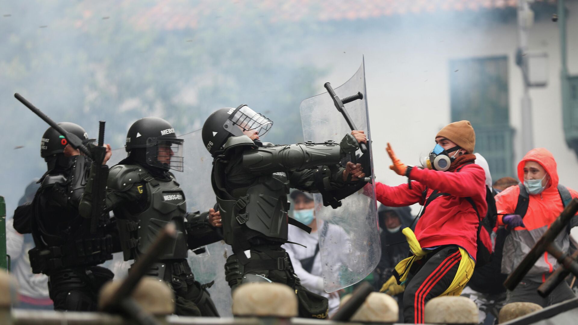 Столкновения демонстрантов с сотрудниками сил безопасности во время акции протеста против налоговой реформы правительства президента Ивана Дуке в Боготе, Колумбия. 28 апреля 2021 года - РИА Новости, 1920, 29.05.2021
