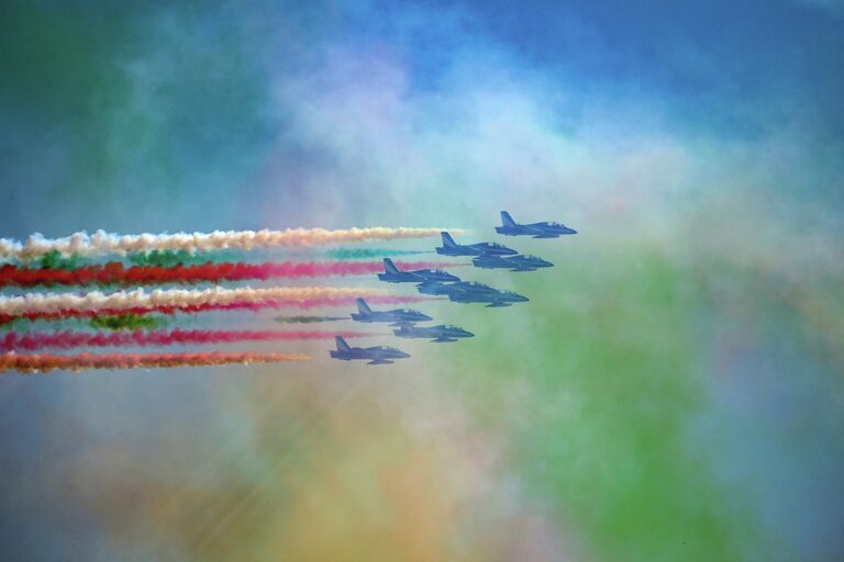 Пилотажное подразделение ВВС Италии Frecce Tricolori (Tricolor Arrows) выступает 25 апреля 2021 года над Римом в 76-ю годовщину Дня освобождения, знаменующего падение нацистской оккупации в 1945 году 