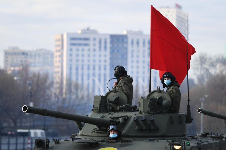 Военнослужащие на БМД участвуют в репетиции парада к 76-й годовщине Победы в Великой Отечественной войне