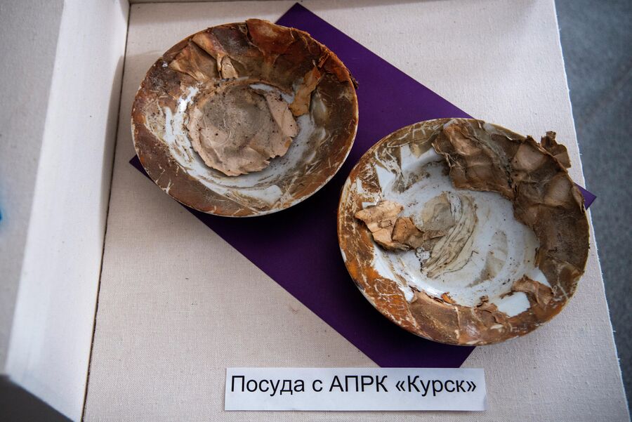Тарелки, найденные в подлодке ''Курск, хранятся в заводском музее
