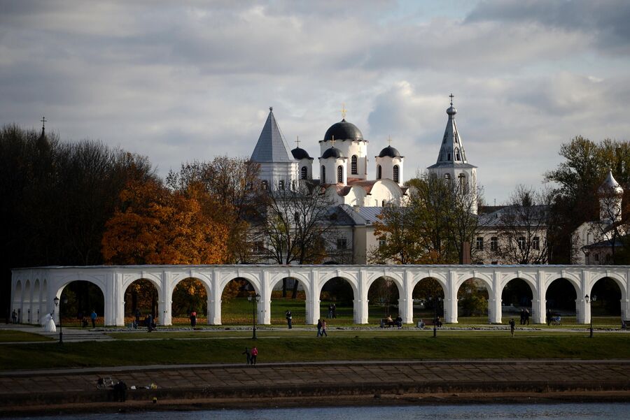 Вид на Ярославово дворище в Великом Новгороде