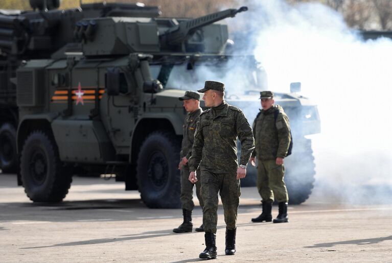 Военнослужащие в Москве готовят военную технику к ночной репетиции парада к 76-й годовщине Победы в Великой Отечественной войне