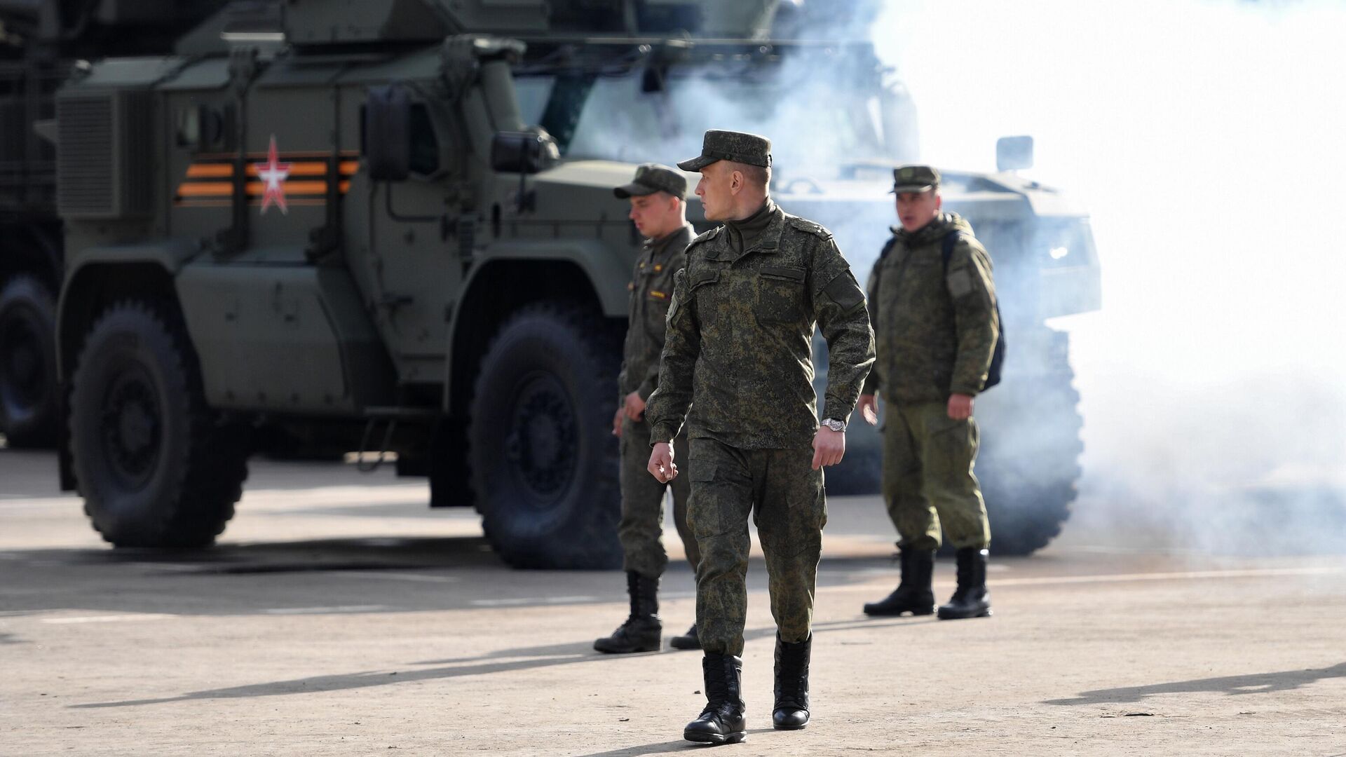 Военнослужащие в Москве готовят военную технику к ночной репетиции парада к 76-й годовщине Победы в Великой Отечественной войне - РИА Новости, 1920, 17.06.2021