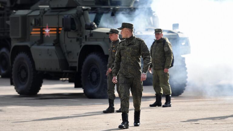 Военнослужащие в Москве готовят военную технику к ночной репетиции парада к 76-й годовщине Победы в Великой Отечественной войне