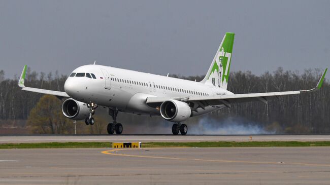 Посадка самолета Airbus A320 авиакомпании S7 Airlines в новой ливрее в аэропорту Домодедово